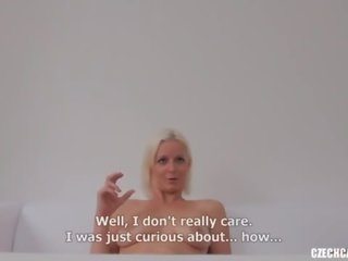 Blondīne adolescent izpaužas fucked par baltie dīvāns